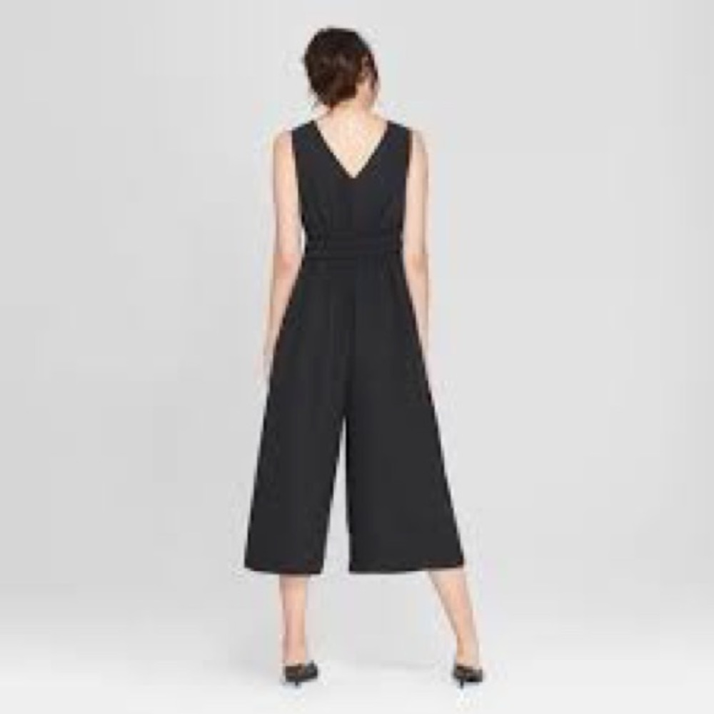 SALE‼️ Sleeveless V- neck Wide Leg Jumpsuit